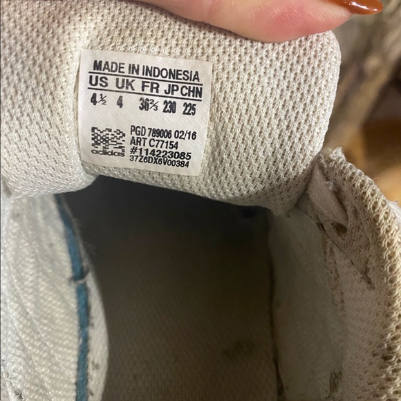 Adidas Original Superstars - Kids size 4.5 = Women’s US size 6 - Picture 5 of 8